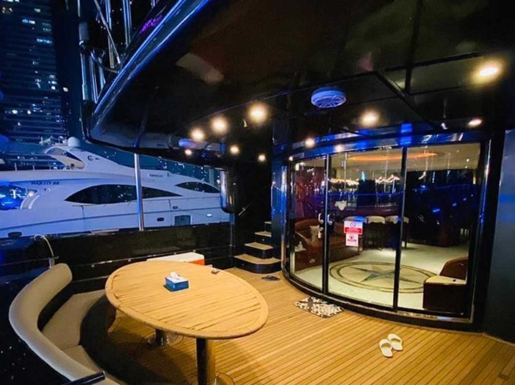 Jacuzzi-95-ft-yacht-2